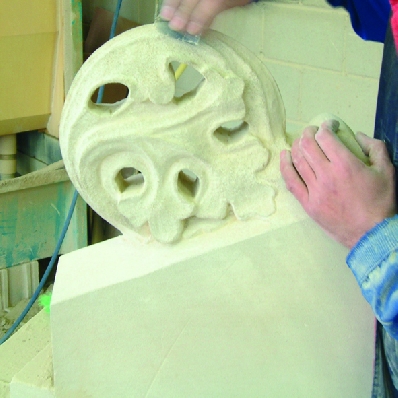 Trabajo de talla en la restauración de la Torre de Santa María de Uncastillo